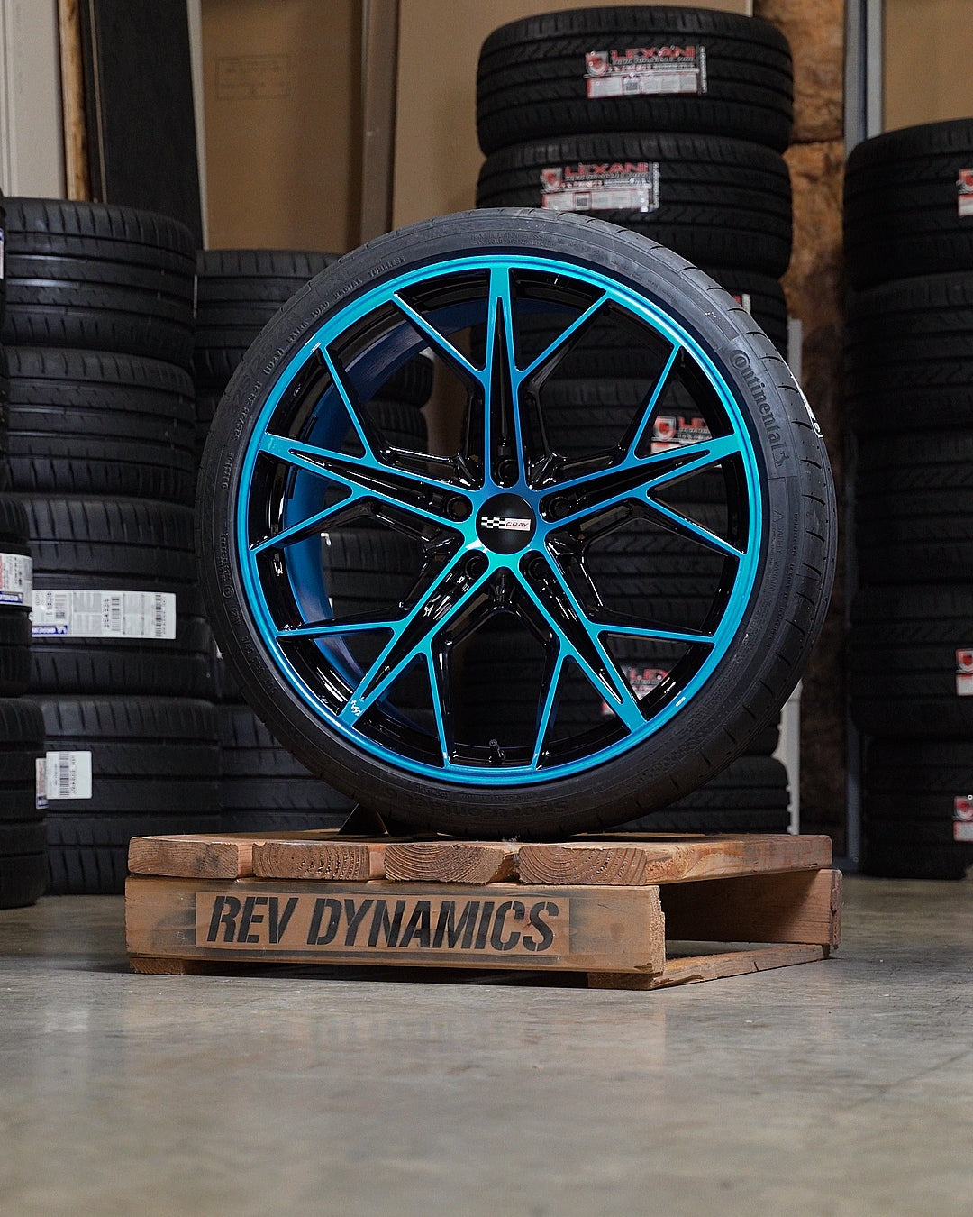 Corvette C8 Stingray Z51 Cray Hammerhead Wheel and Tire Package in Rapid Blue and Black