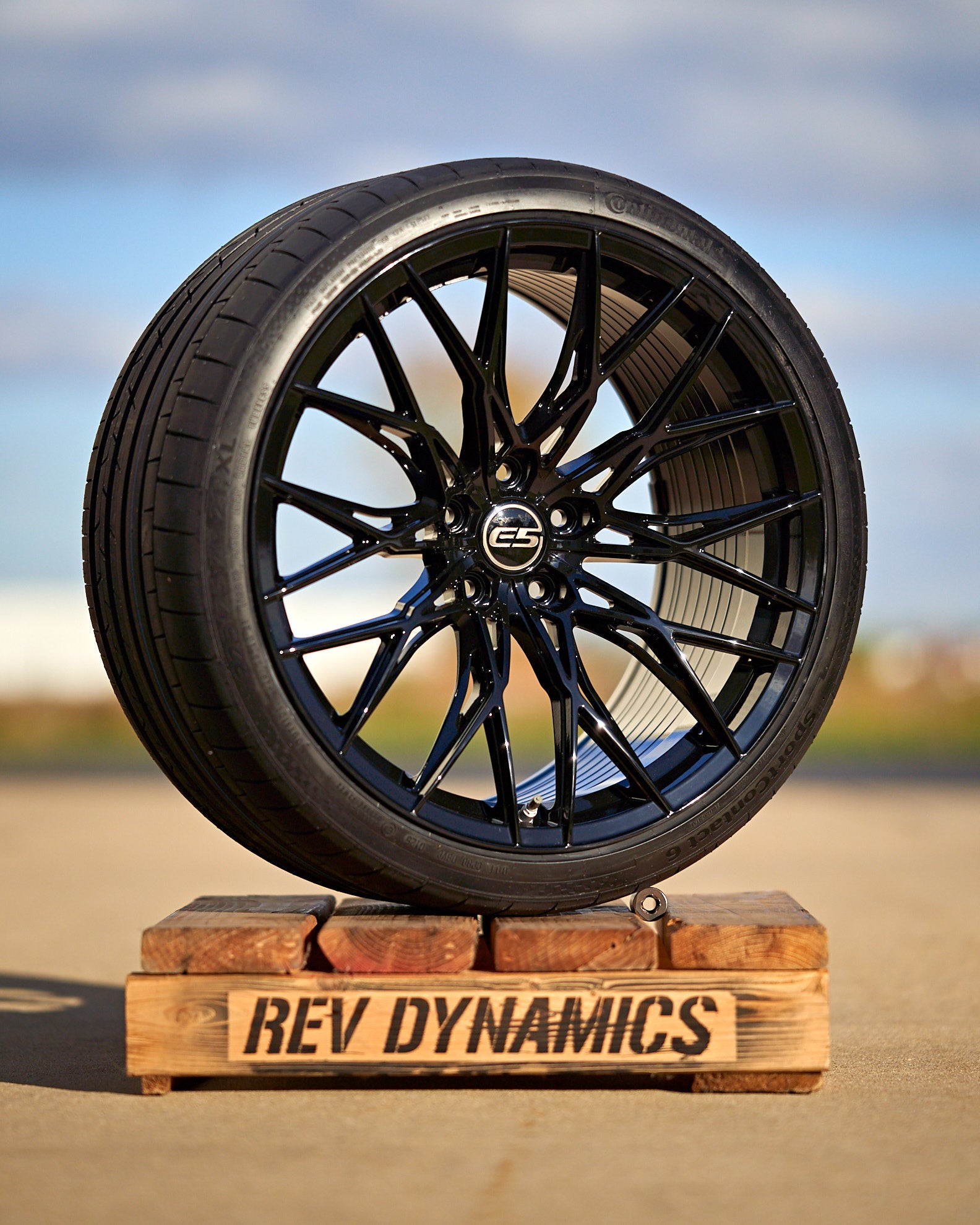 E5 Sebring Gloss Black Corvette C8 Wheel with Continental 325-25-21 tire