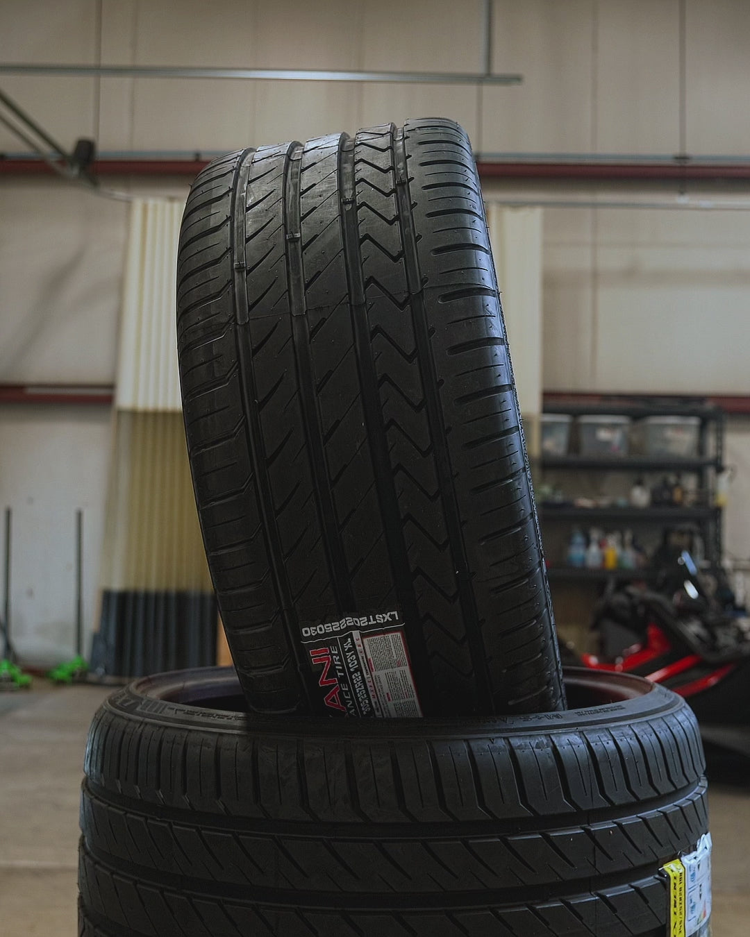 Polaris Slingshot Artis Atomic 22in Wheel powder coated in radar blue and volt orange.